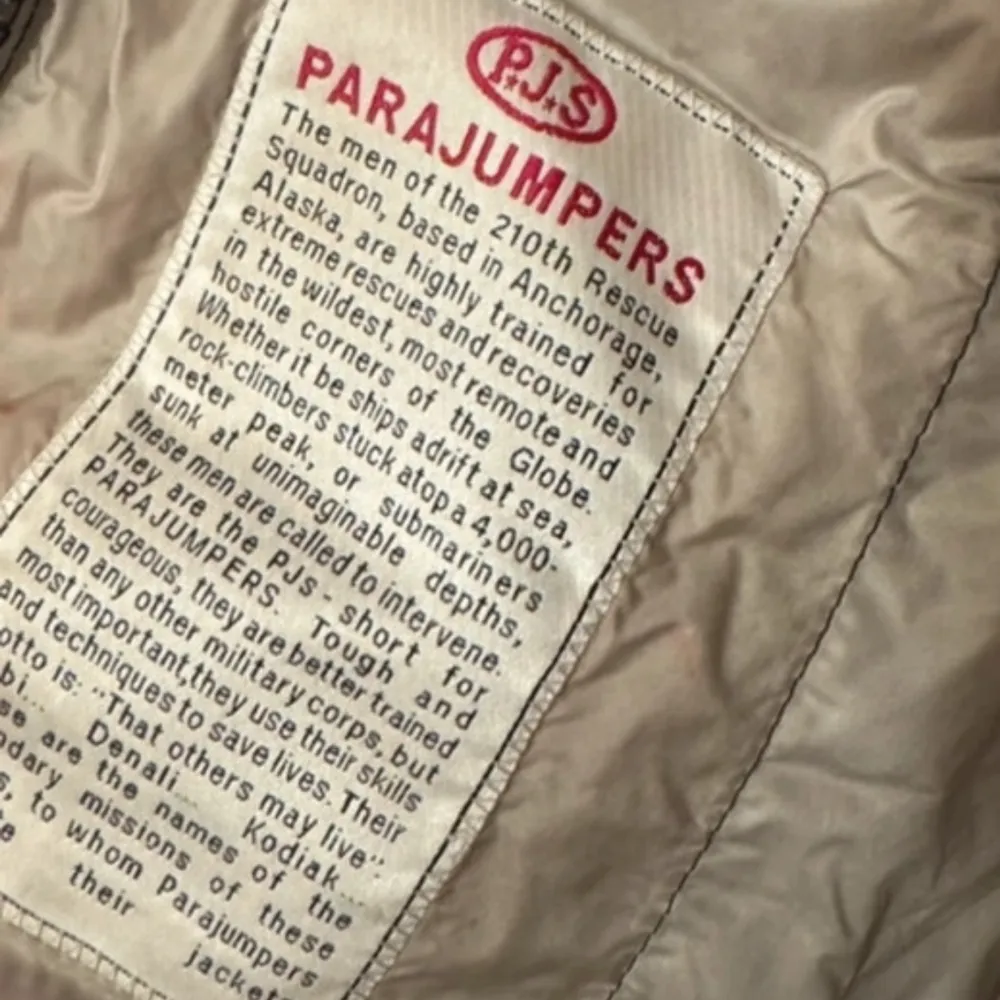 Säljer en svart pufferjacka från Parajumpers med huva och dragkedja. Jackan har quiltad design och en insida i ljusare färg samt en praktisk innerficka märkt 'Security Pocket'. Perfekt för kyligare dagar.. Takit.
