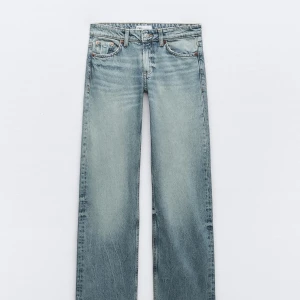 Jeans - Jeans ifrån Zara, första bilden visar färgen bättre än de två andra!🩷