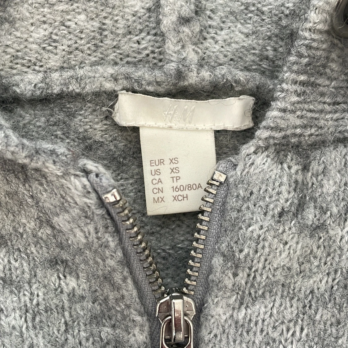 Grå stickad hoodie med dragkedja  - 1