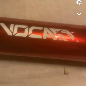 Voca Racing avgassystem till AM6 - Säljer ett rött och kromfärgat avgassystem från Voca Racing, monterat på en supermoto. Systemet har en sportig design med Voca-logga och passar till cross eller supermotard. Perfekt för dig som vill ha snyggt ljud och look på hojen.