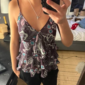 Mönstrad volangtop med tunna axelband - Märket ”george” passar storlek s