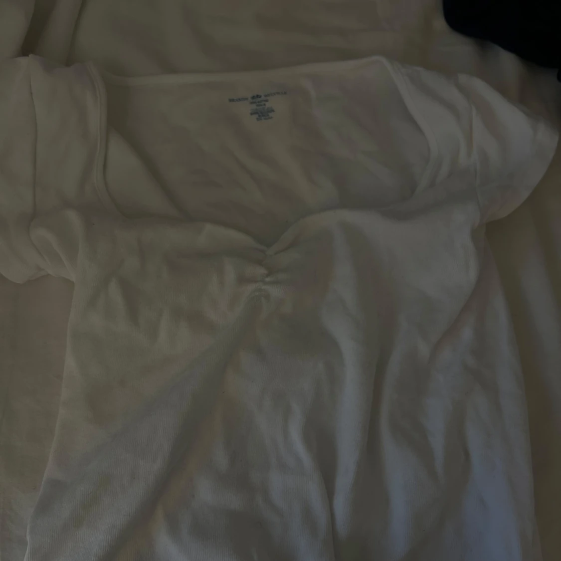 Vit topp med rynkdetalj från Brandy Melville - 2