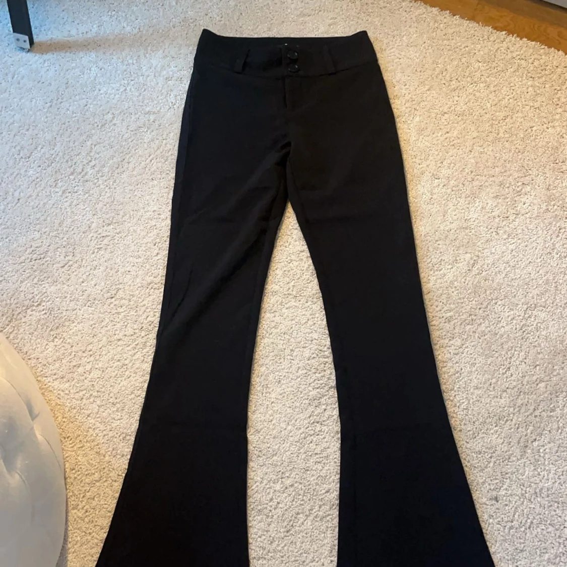 Svarta bootcut kostymbyxor med knappar - 1