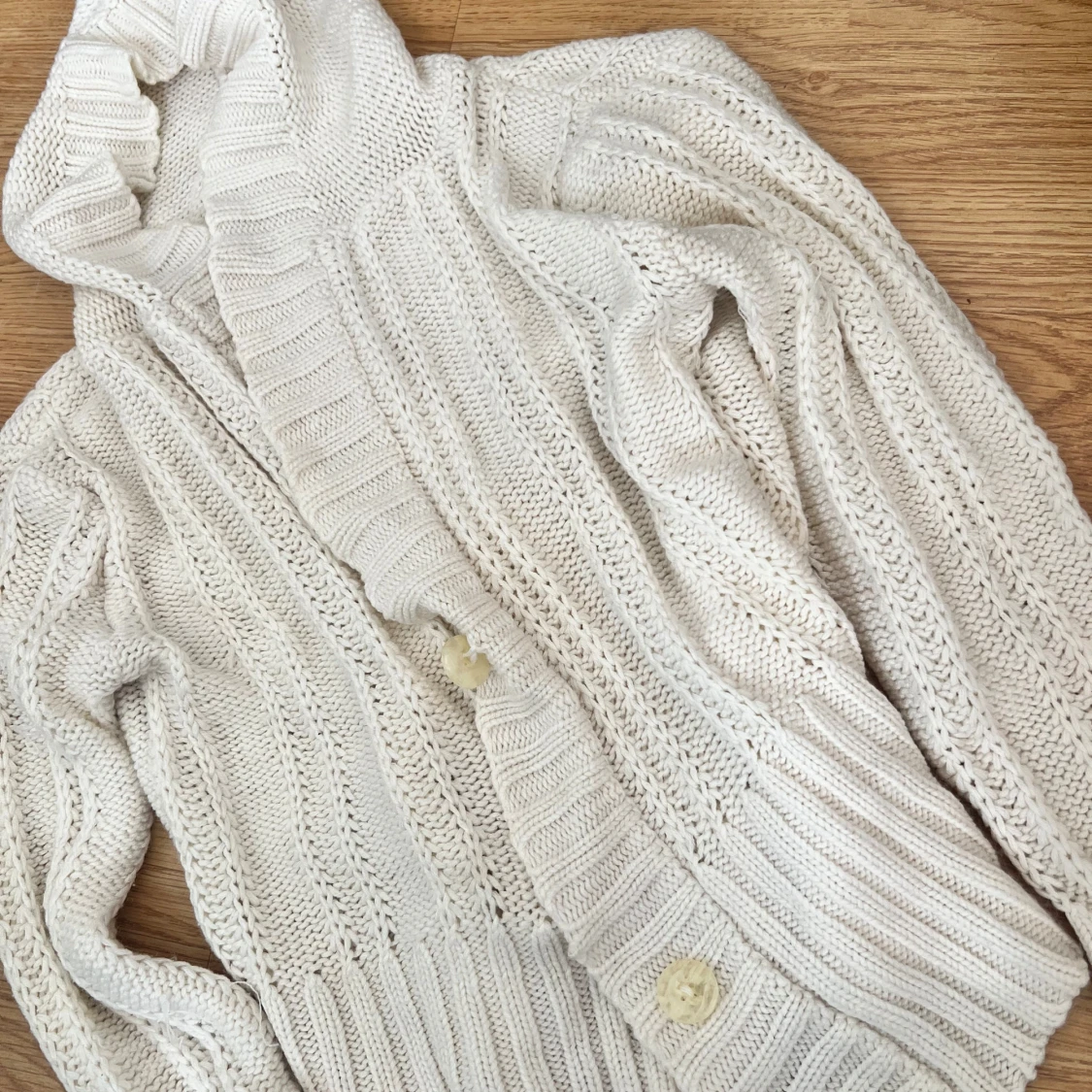 Vit stickad kofta med knappar - 2