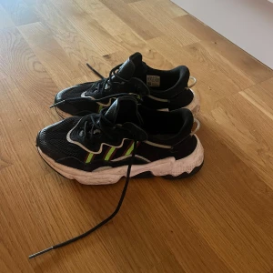 Adidas skor  - Säljer dessa snygga ozweego adidas skor. Använt 2-3 gånger så mycket bra skick🩷