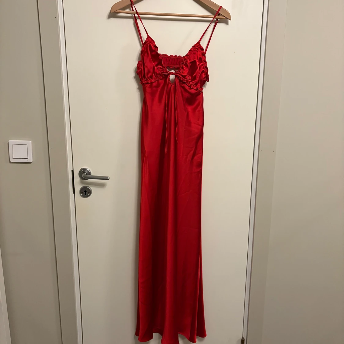 Röd långklänning med volang från Zara