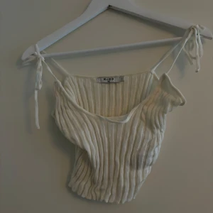 Vit ribbad bolerotopp från NA-KD - Säljer en vit ribbad sett från NA-KD. Innehåller ett linne och en topp. Toppen har långa ärmar och är tillverkad i ett mjukt stickat material. Snygg croppad modell med knytband på axlarna och en smickrande passform. 🤍 Orginalpris sammanlagt 575kr