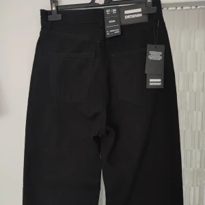 Svarta Dr. Demin jeans i storlek 27/30 - Svarta Dr. Demin jeans i storlek 27/30. Jeans modellen heter Echo. Rejäla i materialet. Gjorda av 100% bomull. Alla lappar kvar. Nypris på dessa är 599kr.