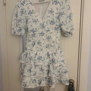 Sommar klänning - Super fin blommig klänning från design by Amor, den är aldrig använd och har lapp kvar. Säljer då den inte passade mig.