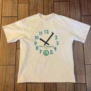 Vit t-shirt med klocktryck från Maison Margiela - Maison Margiela t shirt, storlek Medium.  