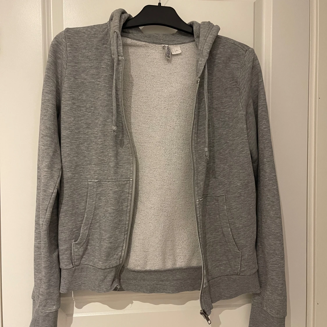 Grå hoodie