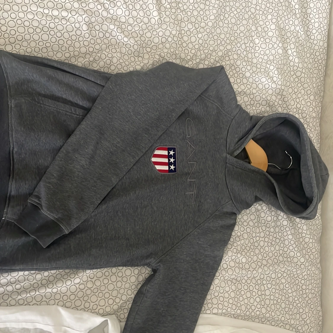 Grå hoodie från Gant med broderad logga