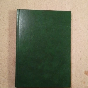 Västernorrlänningen 1989 - Grön inbunden årsbok med guldfärgad text på ryggen. Boken är årsbok för Västernorrlands regemente och dess kamratförening, utgiven 1989 i Sollefteå. Omslaget är helt utan tryck förutom på ryggen.