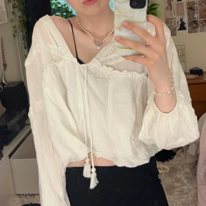 vit sommarblus - Säljer den här söta toppen från Gina Tricot i storlek M. Perfekt till sommaren!! Är lite skrynklig men annars i helt perfekt skick, endast använd en gång💗