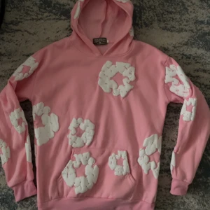 Rosa hoodie från Denim Tears/ STORLEK M-S/ - Perfekt för dig med street fashion 