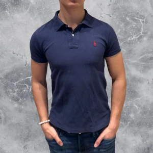 Ralph Lauren Piké Tröja Navy Blå - •Ralph Lauren Piké Navy Blå. Skick: 8/10, Inga skador! Storlek: 14/16 år = XS~. Modell: 173 cm, 63 kg. Authentic: ✅. Hör av dig vid frågor eller funderingar, mvh Hessler’s;)