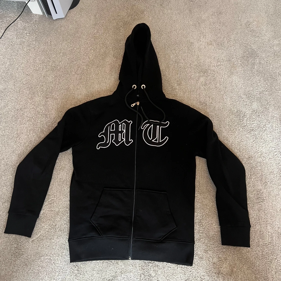 Svart hoodie med dragkedja/tuttolente