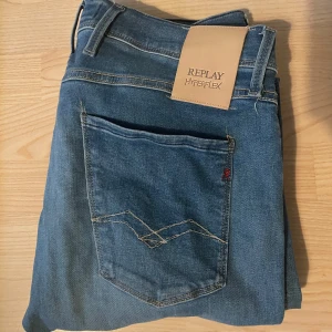 Blå Replay Hyperflex Anbass jeans - Säljer ett par skit feta  blå Replay Hyperflex Anbass jeans i slim fit. Använda ett fåtal gånger och är så bra som nya! 