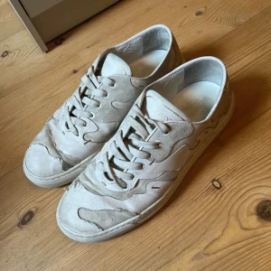 Vita sneakers från Valentino Garavani - Säljer dessa fina och unika valentinos med en cool camo design i storlek 43.  Var inte rädd att fråga om du har någon fundering 