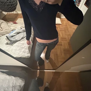 Marinblå långärmad tröja från gina💘 - Super fin tröja som liknar den populära tröjan från intimissimi!💘 Tröjan är från gina tricot (young) men är i största storlek som är 170💘 Den är i en fin marinblå färg som passar till typ allt och har en fin spets detalj som kan piffa upp en tråkig vardags outfit💘!! Litet hål vid spetskanten som man bara ser om man drar i tröjan !!