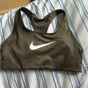Olivgrön sport-bh från Nike - Säljer en sport bh från Nike använd en gång💕