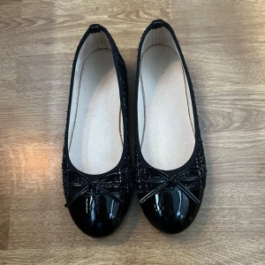 Svarta ballerinaskor med rosett - Säljer ett par söta ballerinaskor i storlek 36 då de tyvärr inte passa mig, aldrig använda 💕