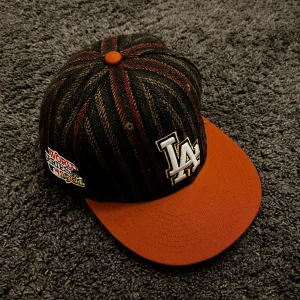 New Era keps  - Lite missformad på grund av att den legat i min garderob ihoptryckt ett tag men annars i jättebra skick. Använd 1 gång. Storlek 7 3/8