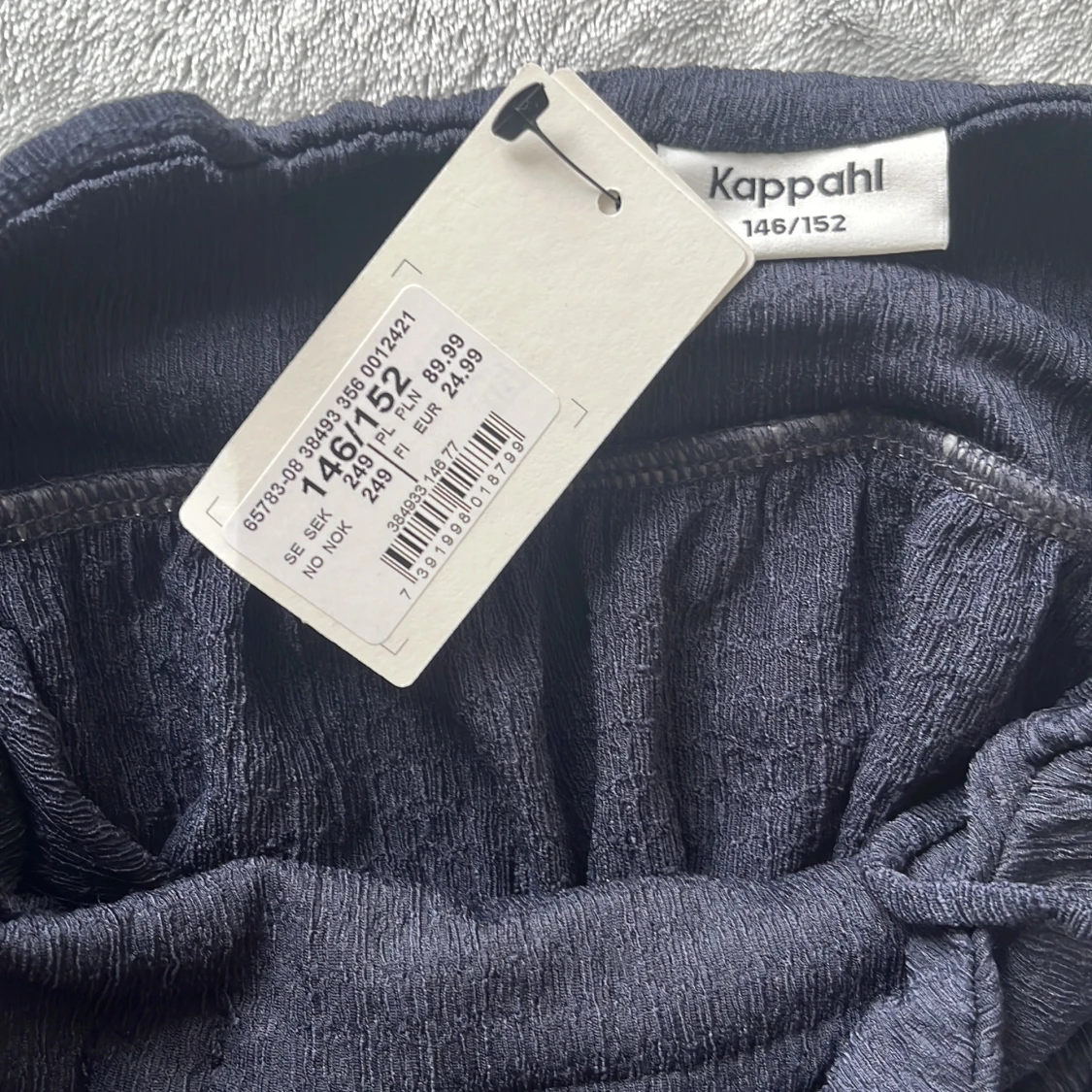 Mörkblå topp med rosett från Kappahl - 2