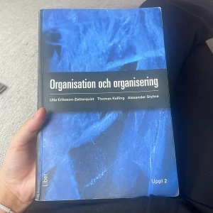 Kurslitteratur Organisation och Organisering - Kursbok, köpt på student apan. Gott skick, har en del markeringar ifrån tidigare ägare men fungerar som den ska. Använt för ”Ledarskap och Organisation A” och fått extremt bra resultat!