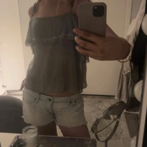 Ljusgrön topp - Säljer denna jätte fina grön zara toppen pågrund av ingen användning, använd vid ett tillfälle därför ingen prislapp kvar❤️, Den är i ett jätte fint skick och storlek M men passar som en S!😋😋