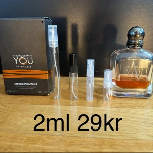 Stronger with you intensely 2ml - Säljer Emporio Armani Stronger With You Intensely, en herrparfym med doftnoter av vanilj, sötma, amber och kanel. Perfekt för den som vill ha en varm, kryddig och långvarig doftupplevelse. Detta är en tjejmagnet ! Priset står för 2ml, 2ml är ungefär 20st sprays. Nypris ca 1300kr. FINNS I 2,3,5,10ML KOLLA PROFILEN FÖR ANDRA STORLEKAR ! 2ml 39kr | 3ml 49kr | 5ml 69kr | 10ml 119kr |
