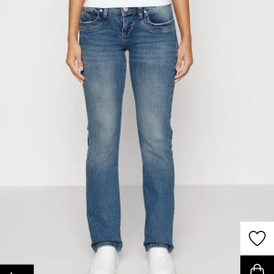 LTB Valerie jeans  - Säljer ett par LTB Valerie bootcut jenas💕Storlek 26x30! Säljer då dem är för stora och endast använda 2gånger! Köpta på Zalando för 799kr💓
