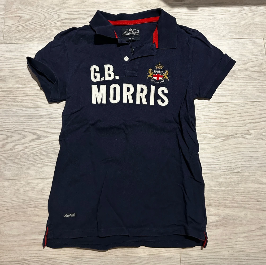 Mörkblå pikétröja från Morris