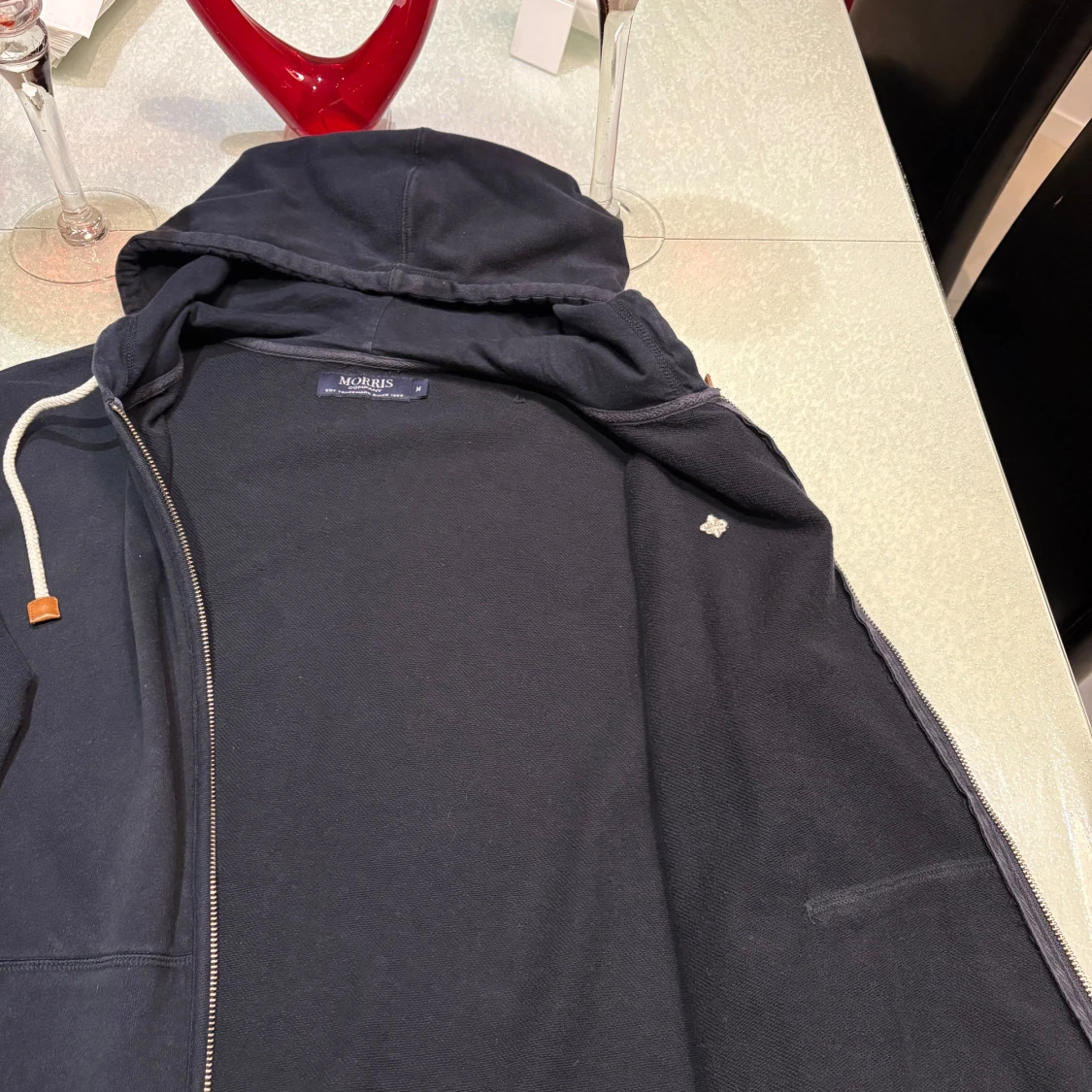 Mörkblå hoodie med dragkedja från Morris - 1