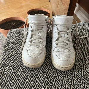 Vita höga sneakers från Nike - Säljer mina vita höga sneakers från Nike💞💞