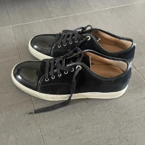 LANVINS I STORLEK 7 - Tjena, säljer ett par lanvins i storlek 7. Bra skick skulle säga 8/10. Skriv om ni har fler frågor. Gå in och kolla profilen, säljer en massa gamla kläder från garderoben.