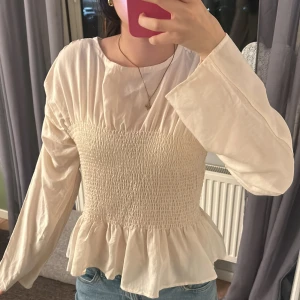 beige blus från gina tricot  - säljer en beige blus från gina tricot i storlek m, aldrig använt 
