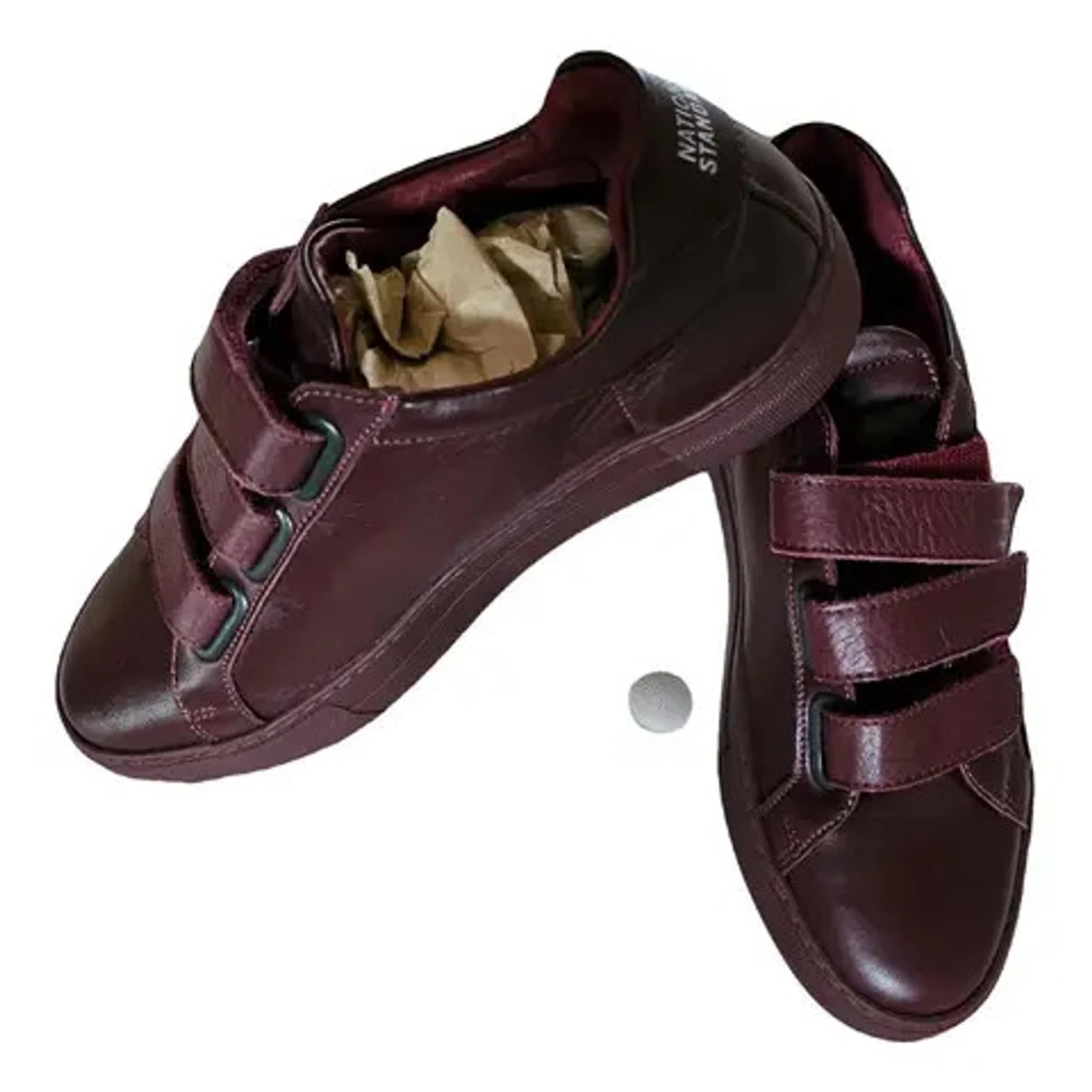 Vinröda sneakers från National Standard