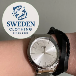 Svart flätat armband! - Säljer detta snygga svarta flätat de armbandet! Skriv vid minsta lilla fråga, pris kan diskuteras. Klocka ingår ej!