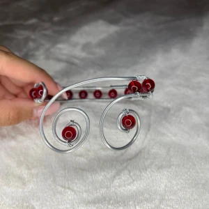 Armcuff/ armsmycke  - Obs! 25cm i omkrets! Perfekt till balen/ studenten/ eller skolavslutningen. Du kan välja om du vill ha det på över eller under armen✨ 