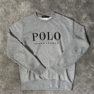 Ralph Lauren Sweatshirt  - Säljer nu denna snygga Ralph Lauren sweatshirt Som är använd lite, men inga tecken på slitage ✅förutom att den är lite nopprig, men går enkelt att få bort🙌🏼 (Storlek M men kan även passa än större S) (Hör gärna av dig vid frågor🙌🏼)