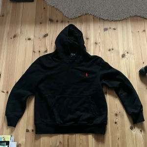 Svart hoodie från Polo Ralph Lauren - Säljer en svart hoodie från Polo Ralph Lauren! Den är i storlek M men passar mer som S enligt mig. Är 177 och den är något för kort på längden men bra i ärmarna. Pris kan diskuteras vid snabb affär! 