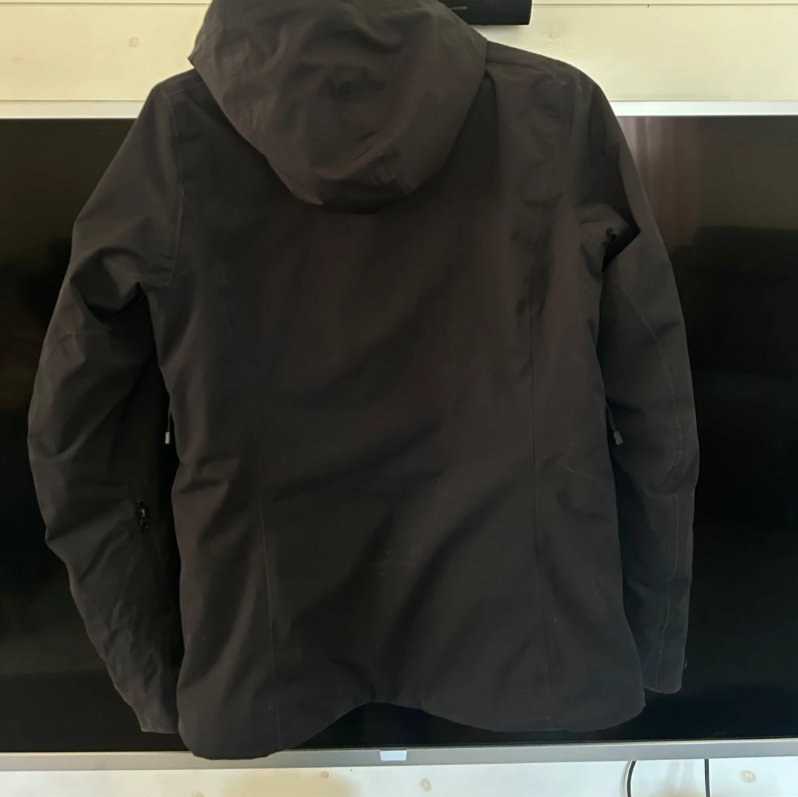 Svart vindjacka från PeakPerformance med huva - 2