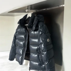 Svart pufferjacka från Moncler - Säljer en snygg svart pufferjacka från Moncler storlek 1! Använd en halv vinter, inga hål eller repor så nästan ny. Jackan är extremt varm så du kommer inte frysa under vintern!                                 Jackan kan skickas vid frakt betalning.                        Den är köpt från care of Carl för 16000kr