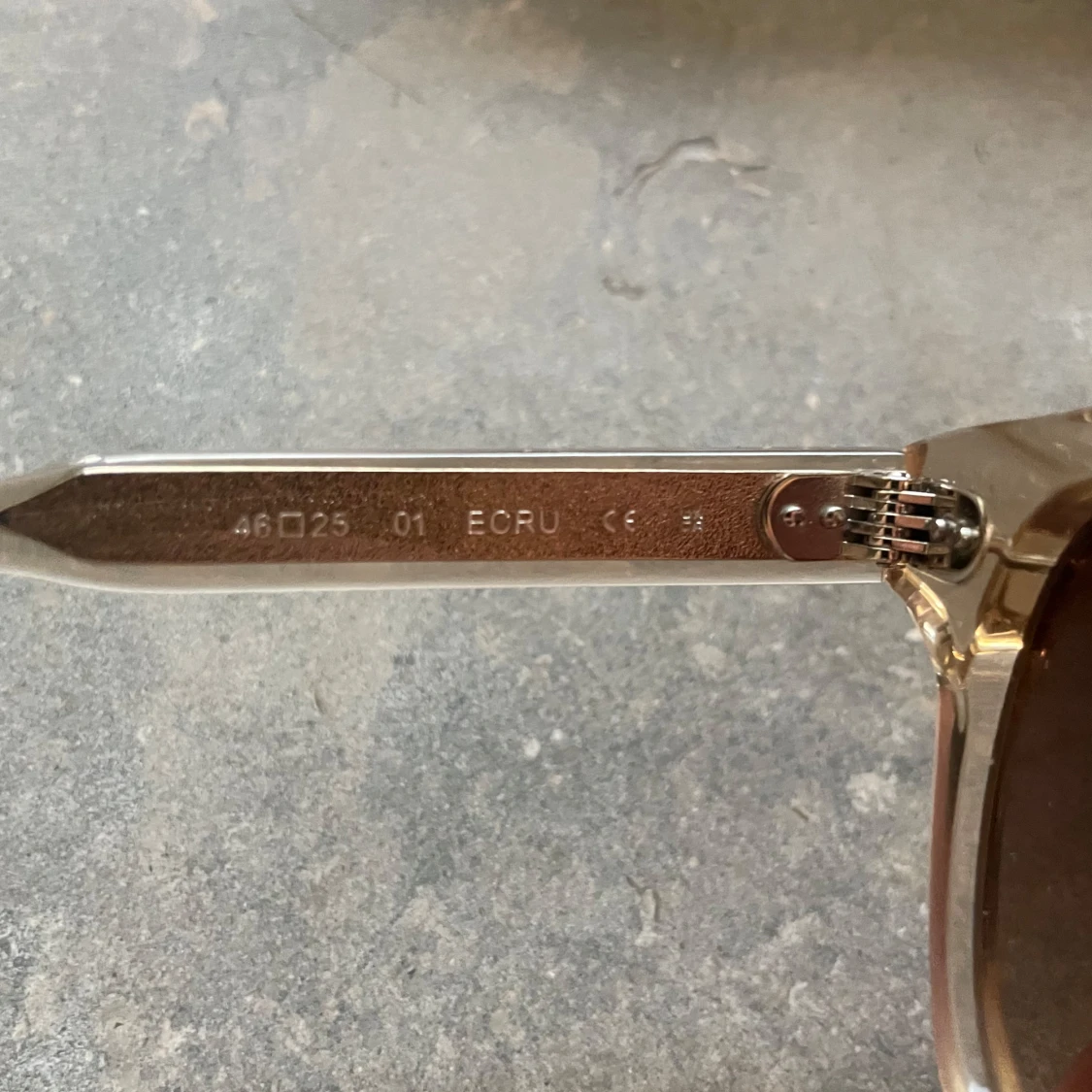 Ecrufärgade solglasögon från Chimi - 3