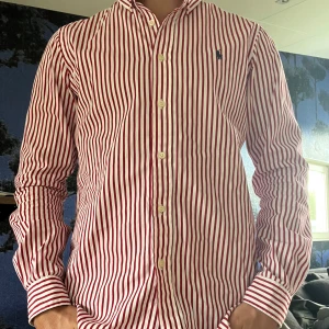 Rödvit randig skjorta från Polo Ralph Lauren - Säljer en go rödvit skjorta från Ralph Lauren som inte till användning. Riktigt go t sommaren☀️ Storlek S men kan också passa M 🤩 Mkt bra skick, hör av er vid frågor eller funderingar!