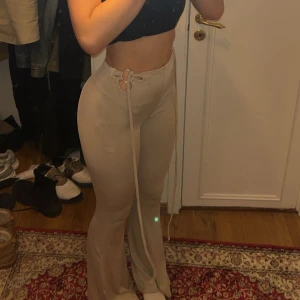 Beiga ribbade byxor från Bershka - helt oanvända. knyts runt midjan