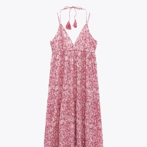 Lång sommarklänning  - Jättefin långklänning från Zara i storlek S! Använd en gång, mkt bra skick. 🩷