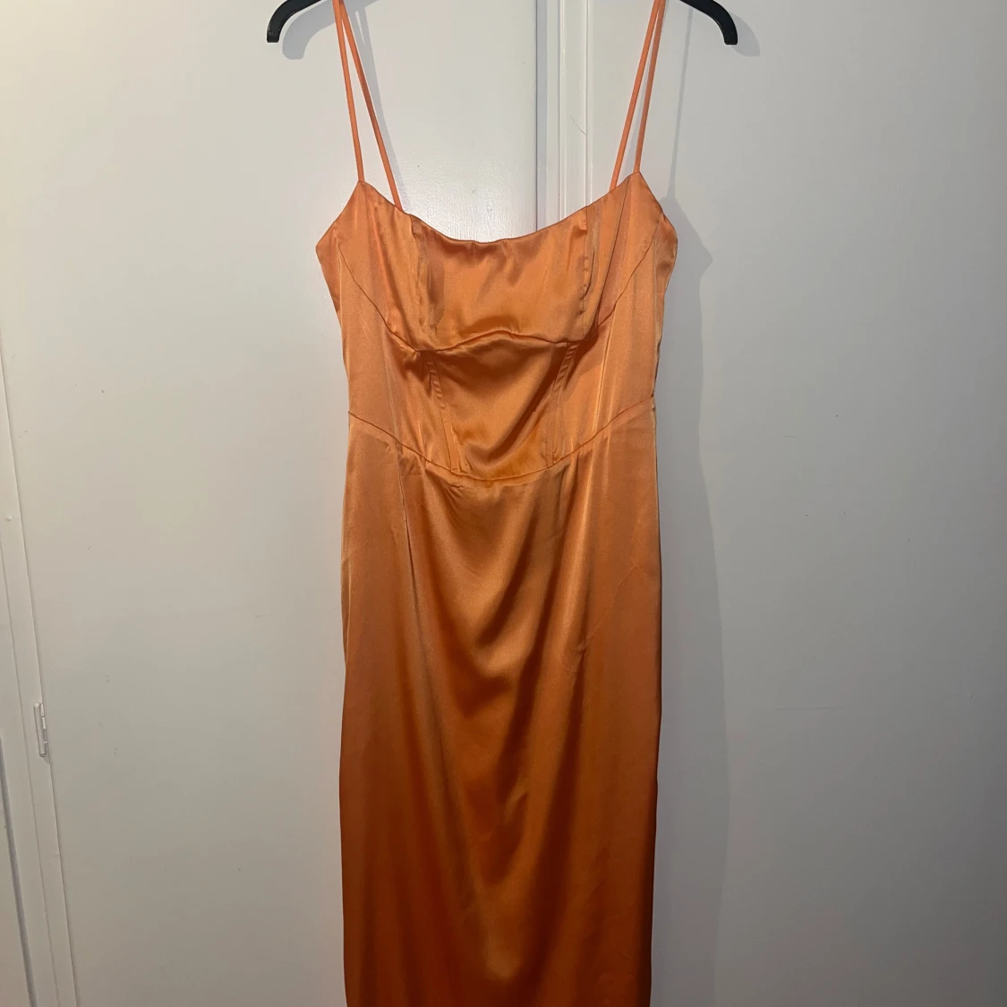 Orange satinklänning med smala axelband - 3