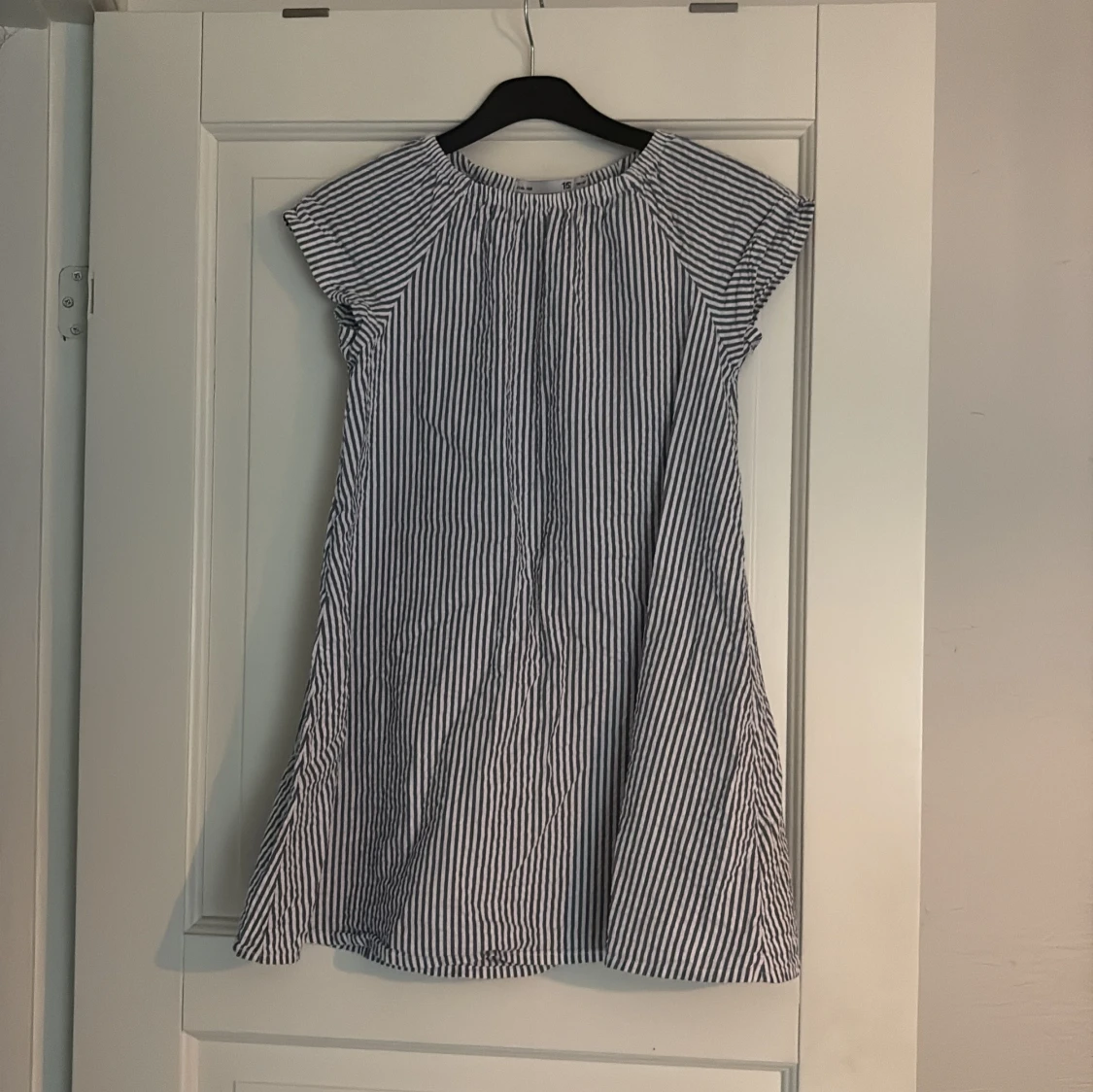 Randig kortklänning med kort ärm